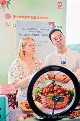 4来自乌克兰的“小辣椒”第一次吃上了荔枝  广东省南方乡村振兴促进中心供图.jpg