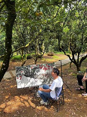 5画家欧德强已经连续四年在贡园画荔  高州融媒体中心供图.jpg