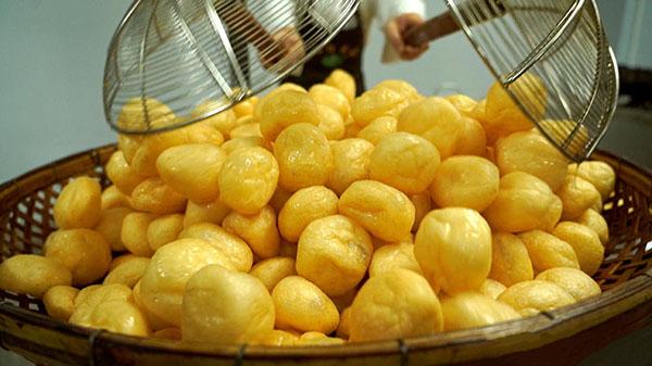 1新鲜出炉的皱纱鱼腐 煜日食品供图.jpg 1新鲜出炉的皱纱鱼腐 煜日食品供图.jpg