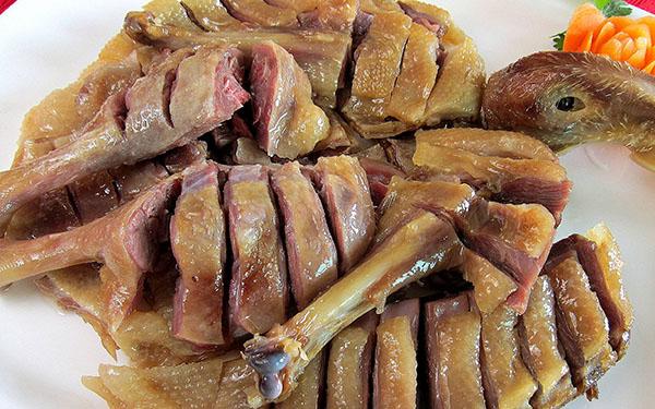 4餐桌上的南雄板鸭 南雄市农业农村局供图.jpg 4餐桌上的南雄板鸭 南雄市农业农村局供图.jpg