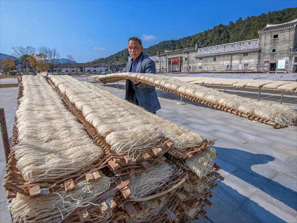 2晾晒清化粉  韶关市乡村振兴促进会供图.png
