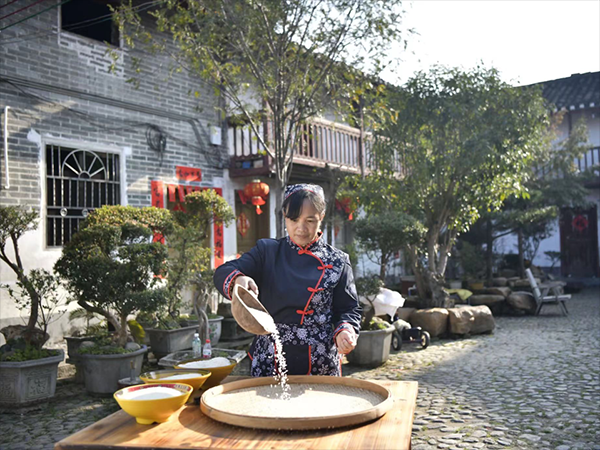 1选米制作清化粉  韶关市乡村振兴促进会供图.png